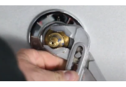 Douche hammam ou balnéo : Comment retirer une cartouche thermostatique